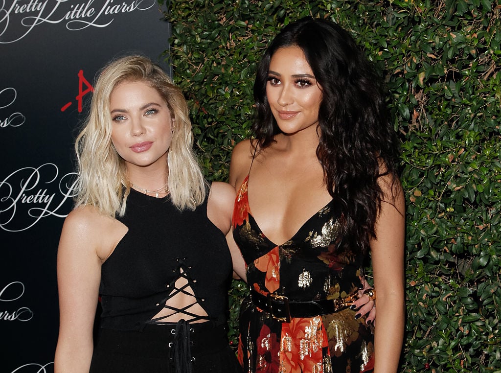 (L-R) Ashley Benson and Shay Mitchell attend the celebration for 'Pretty Little Liars' final season on October 29, 2016 