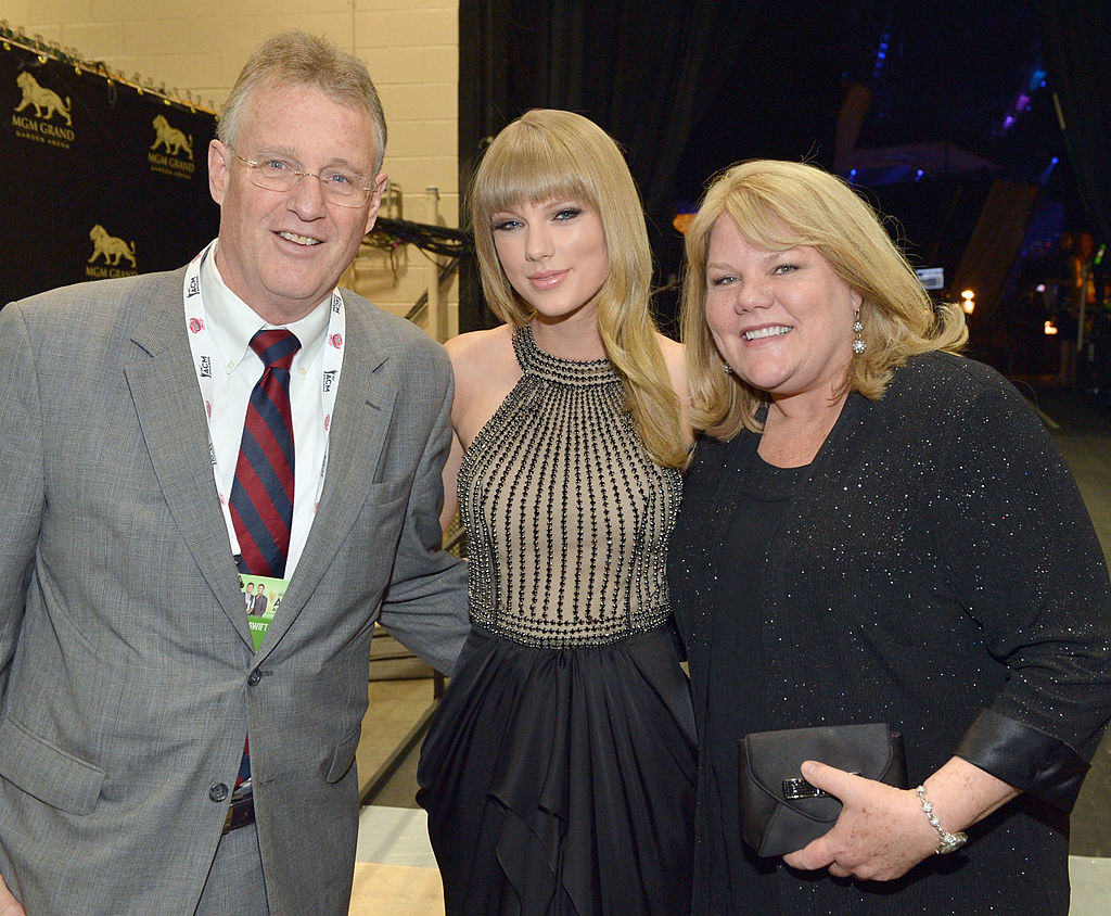 Taylor Swift with her parents Scott Swift (left) and Andrea Swift (right) 