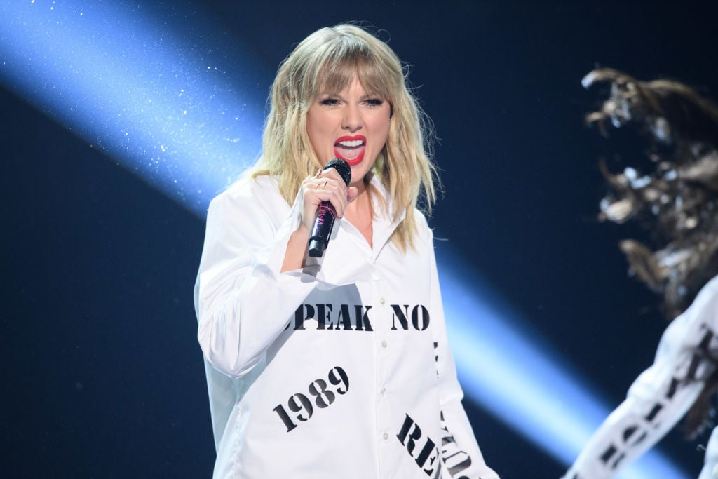 Taylor Swift performs at the 2019 American Music Awards