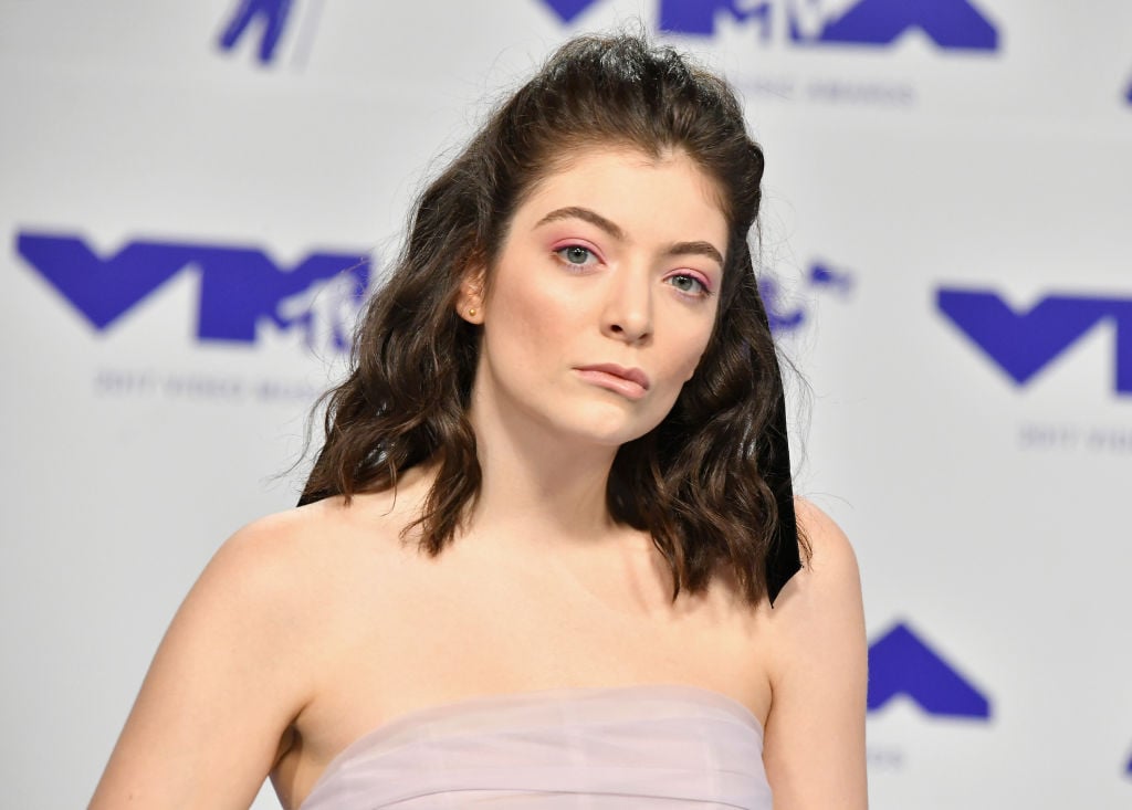 Lorde in front of a repeating background