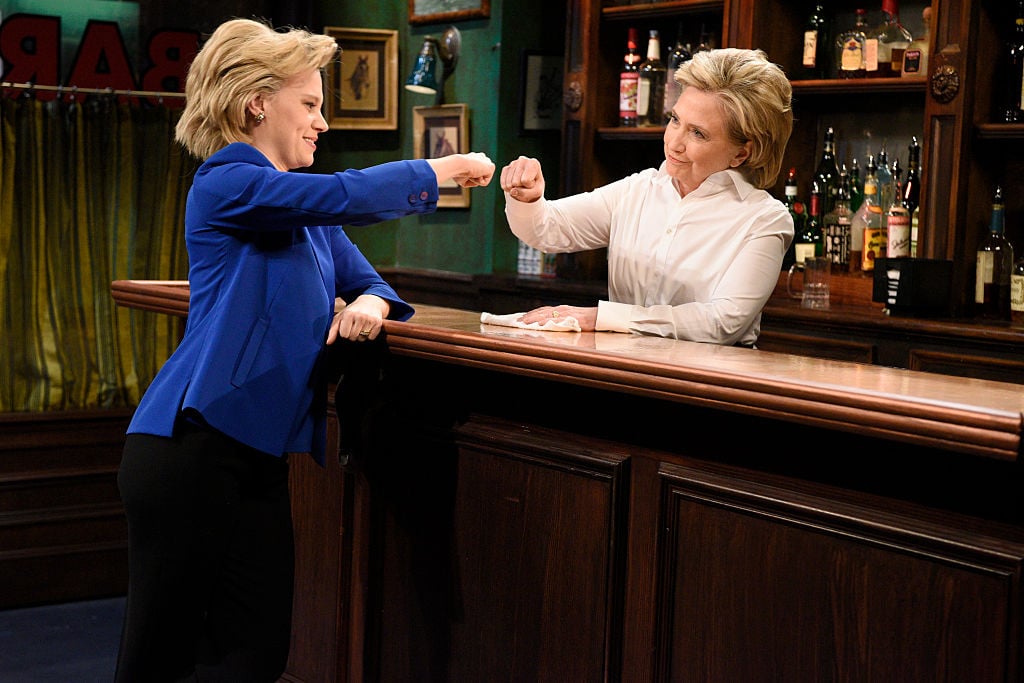 Kate McKinnon as Hillary Clinton and Hillary Clinton a Val during the "Bar Talk" sketch 