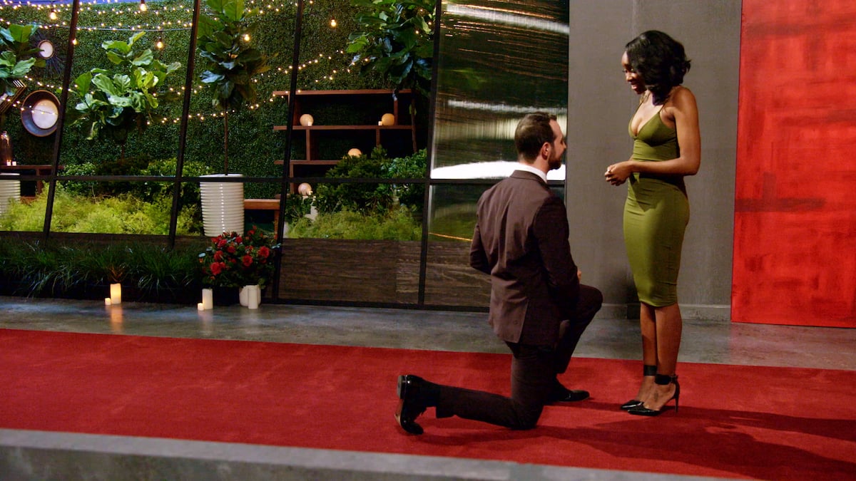 Cameron proposes to Lauren on one knee after meeting her for the first time on 'Love Is Blind.' 