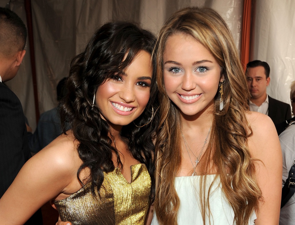 Demi Lovato and Miley Cyrus arrive at Nickelodeon's 2009 Kids' Choice Awards