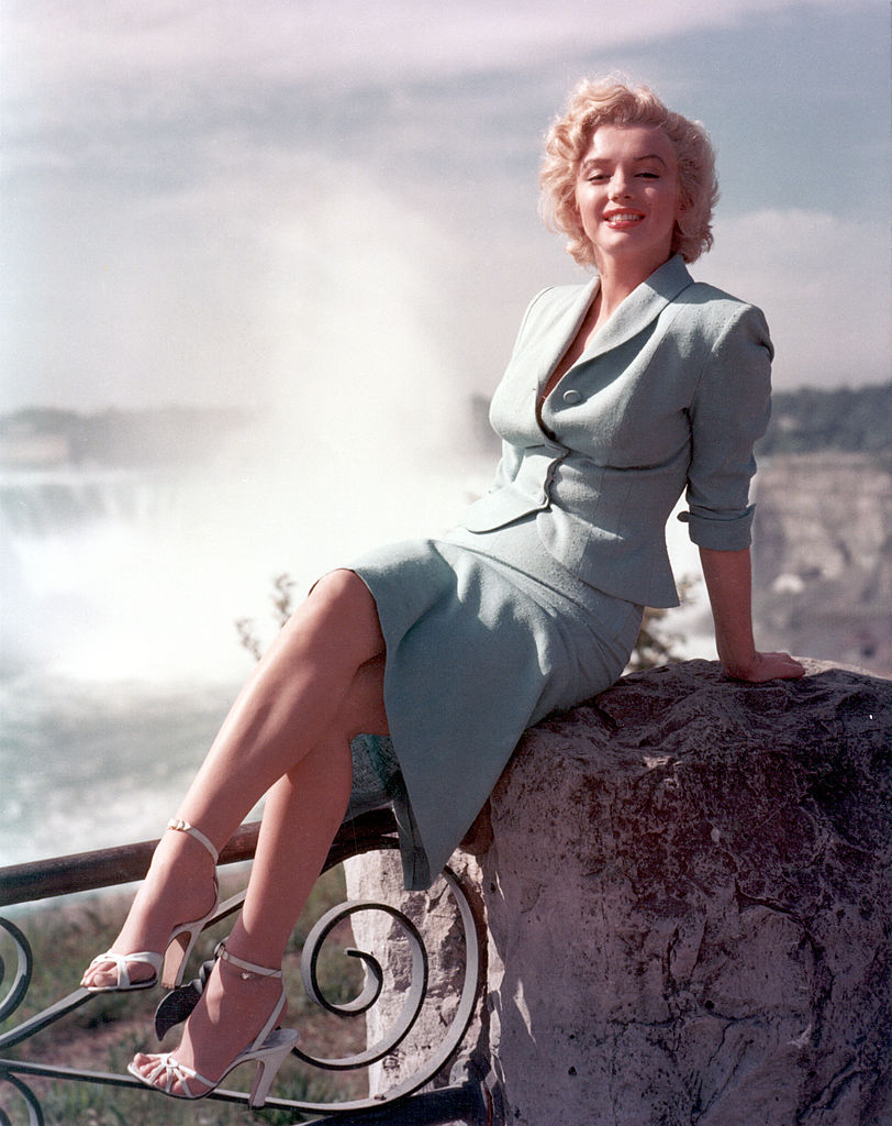 Marilyn Monroe poses at Niagara Falls 