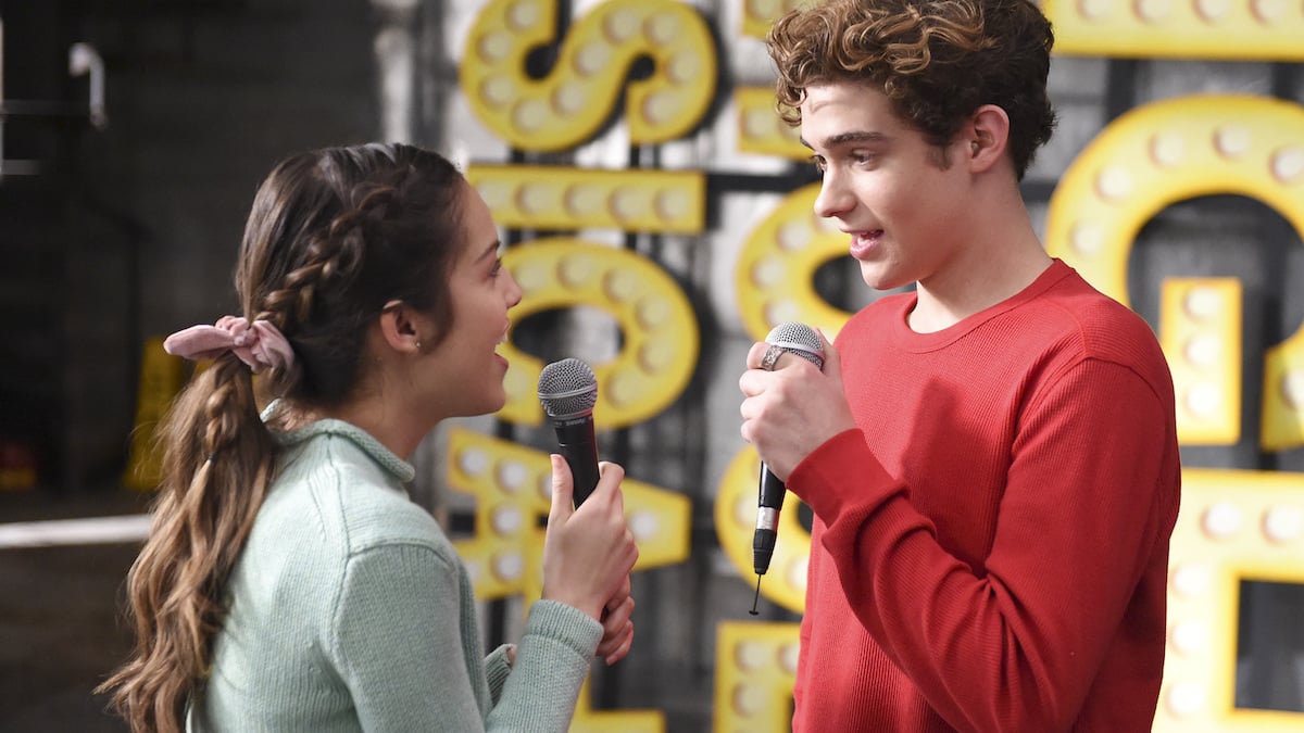 Nini (Olivia Rodrigo) and Ricky (Joshua Bassett) sing in 'HSMTMTS.'