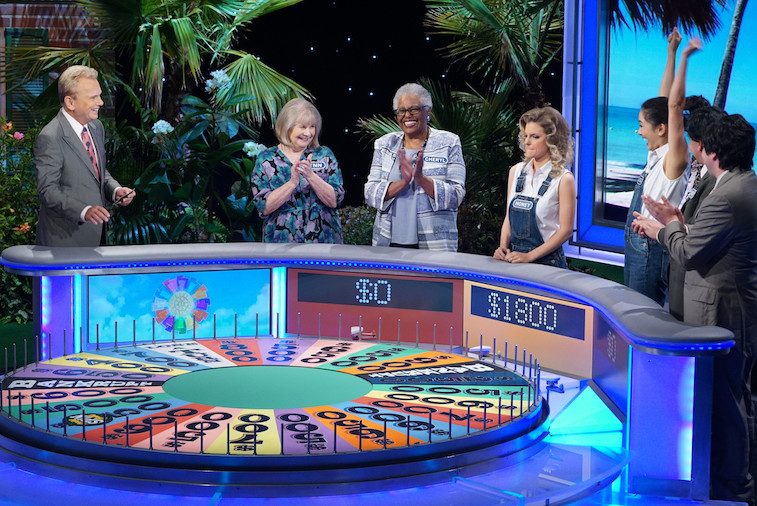 Contestants compete on 'Wheel of Fortune'