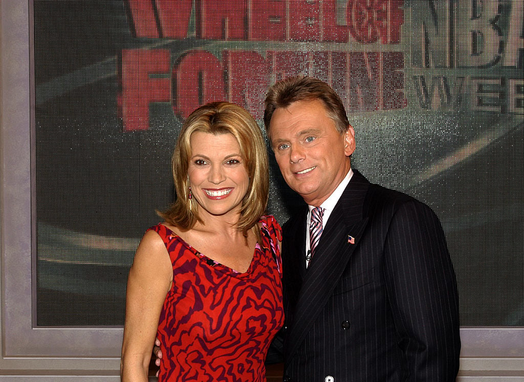 Vanna White (stânga) și Pat Sajak din 'Roata Norocului''Wheel of Fortune'