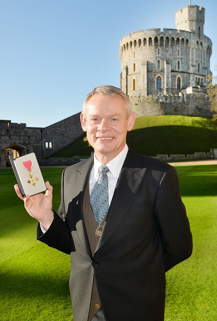 Martin Clunes depois de receber um Oficial da Ordem do Império Britânico (OBE) da Rainha Elizabeth II, 2015