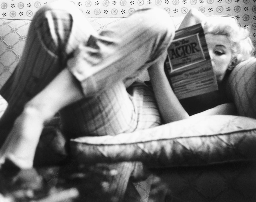 Marilyn Monroe with a book, 1955