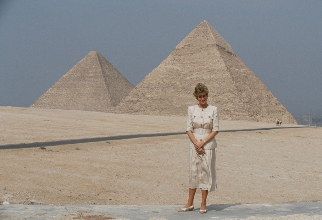 Princess Diana poses in front of the pyramids of Giza