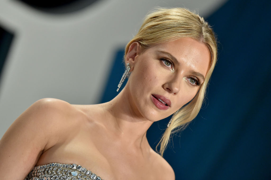 Scarlett Johansson attends the 2020 Vanity Fair Oscar Party