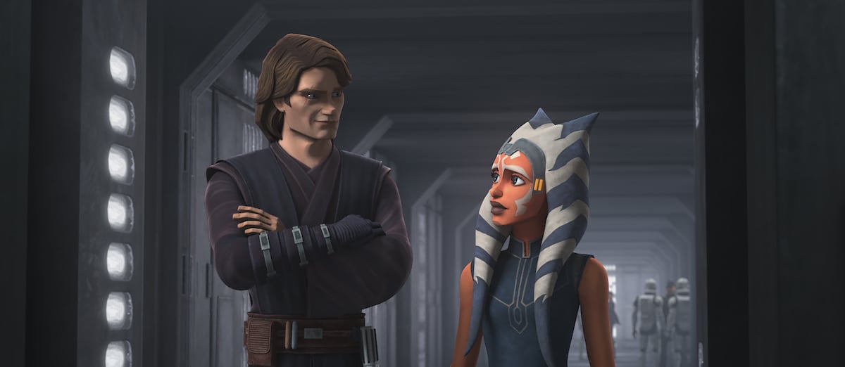 Anakin and Ahsoka walk through the halls after she returns with Bo-Katan. 