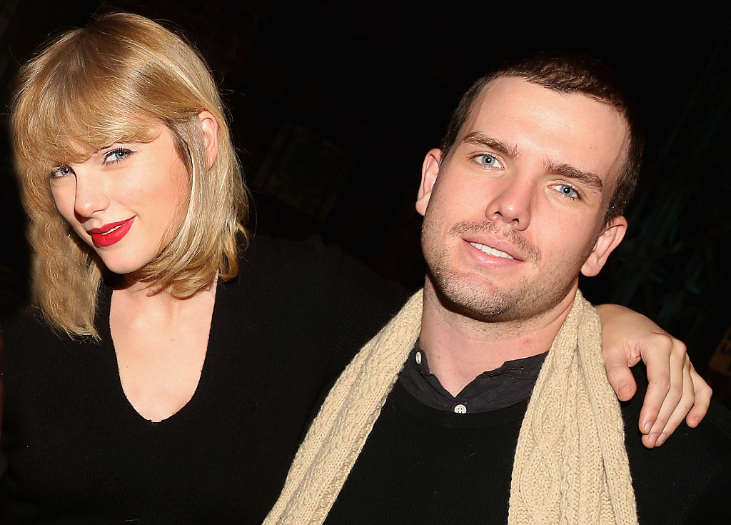 Taylor Swift and brother Austin Swift poses backstage with the cast at the hit musical 'Kinky Boots' on Broadway on November 23, 2016
