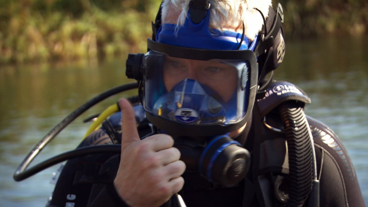 Anderson Cooper scuba diving