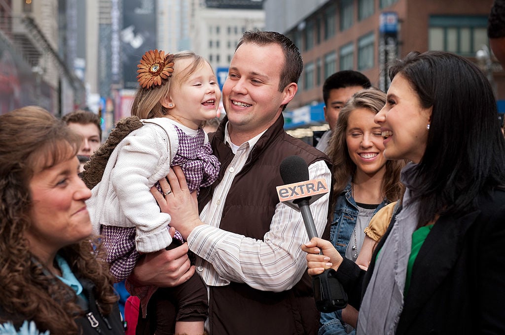 Hilaria Baldwin (R) interviews Josh Duggar and his daughter during their visit with 'Extra' 