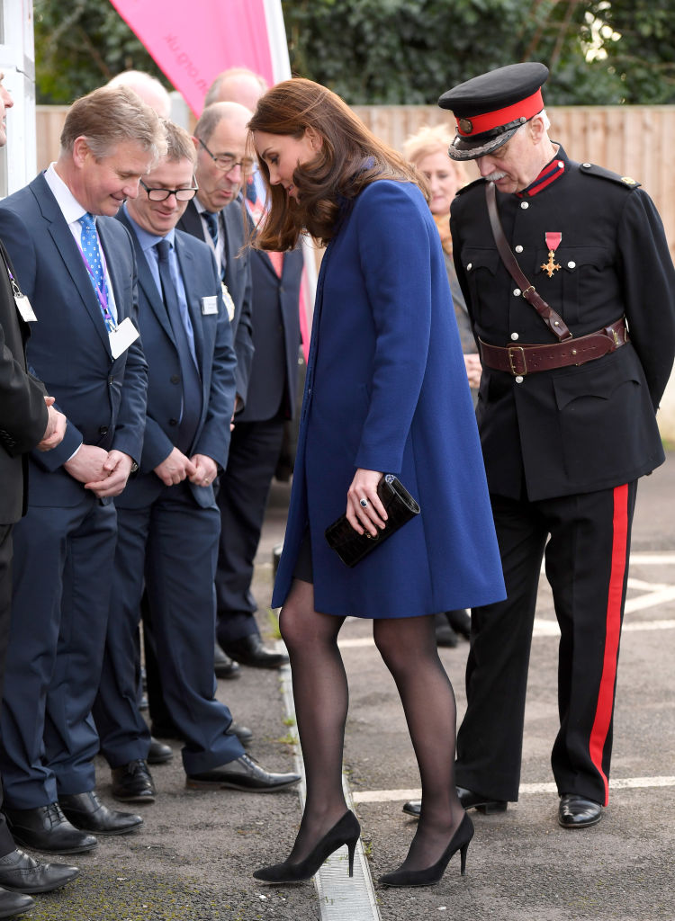 Kate Middleton's heel gets stuck in a grate