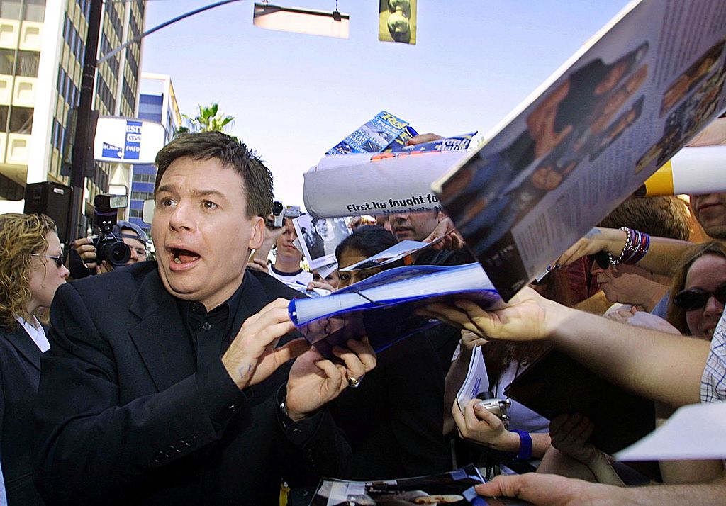 Mike Myers signs autographs