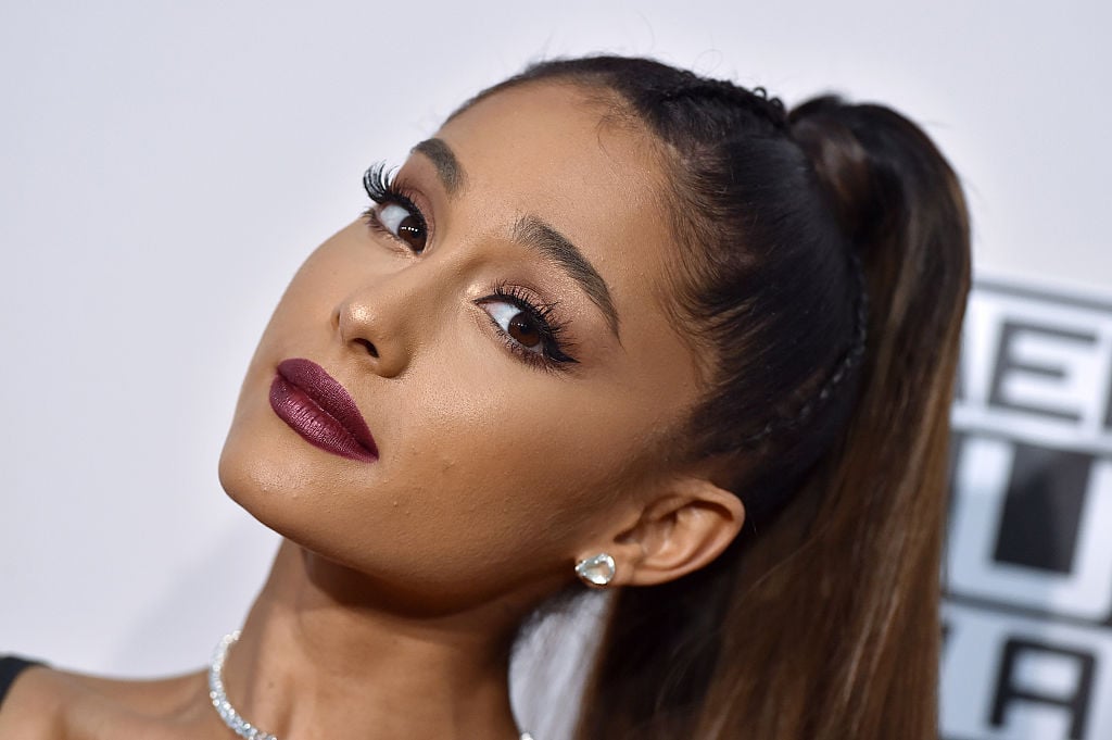 Singer Ariana Grande arrives at the 2016 American Music Awards on November 20, 2016 in Los Angeles, California.