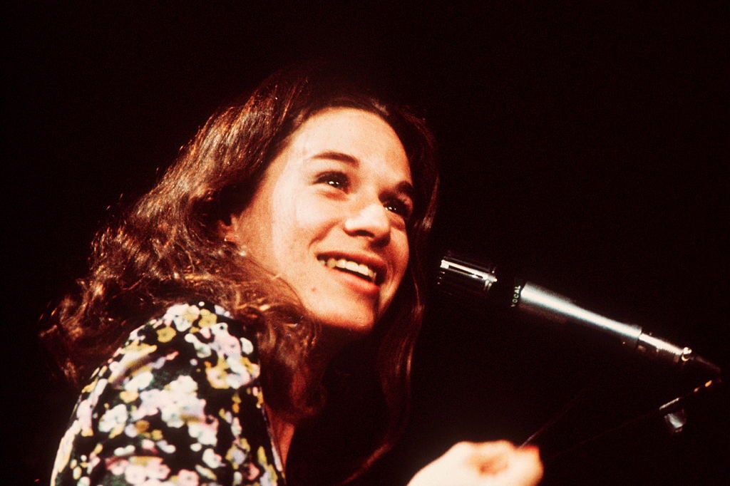 Carole King performs on stage, London, 1972.