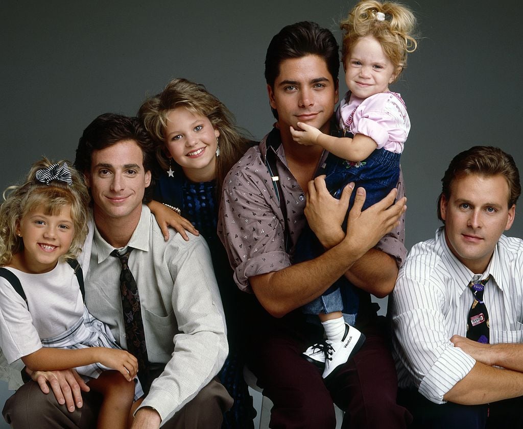 Full House cast L-R: Jodie Sweetin, Bob Saget, Candace Cameron, John Stamos, Mary-Kate/Ashley Olsen, Dave Coulier