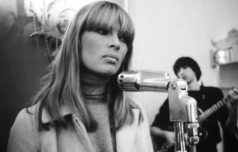 Nico at the microphone in 1966