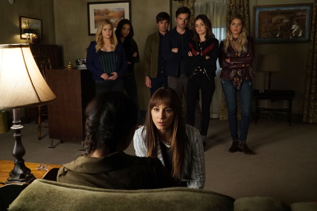 SASHA PIETERSE, SHAY MITCHELL, TROIAN BELLISARIO, TYLER BLACKBURN, IAN HARDING, LUCY HALE, ASHLEY BENSON in PLL