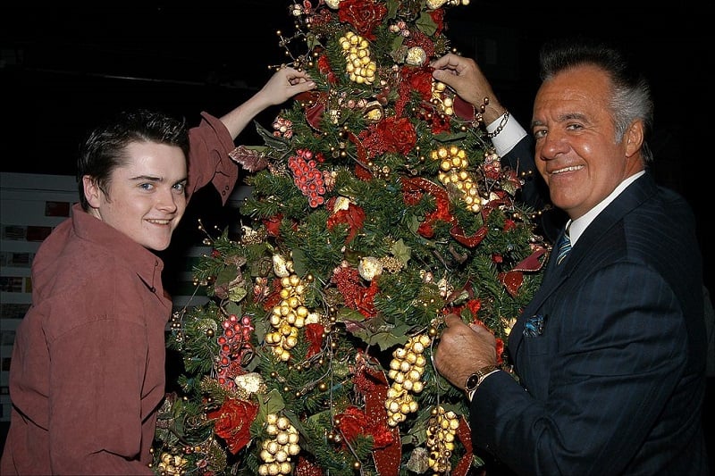 Robert Iler and Tony Sirico trim a Christmas tree