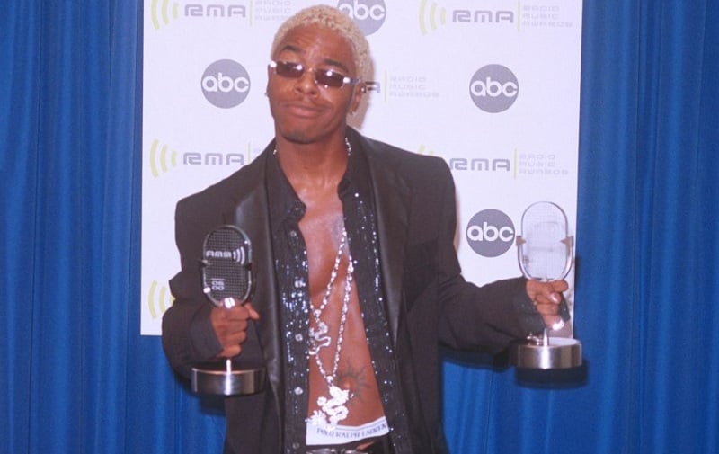 Sisqo poses with awards