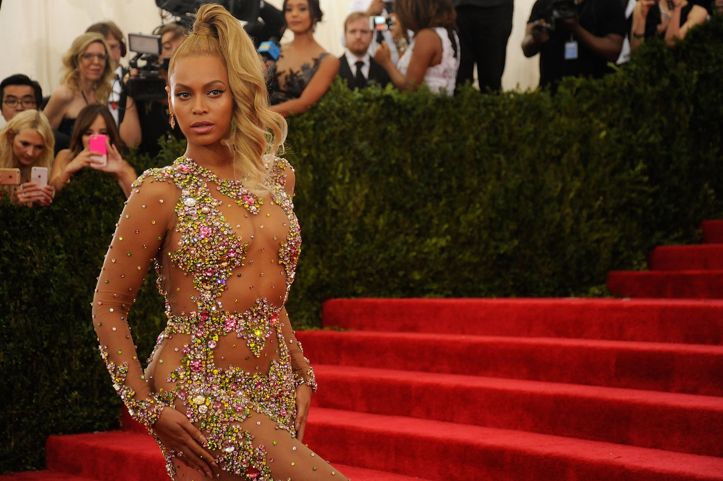 Beyoncé posing on the red carpet