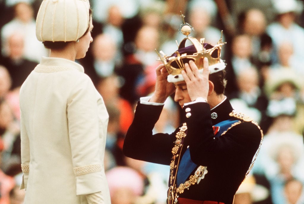  Prince Charles kneels before Queen Elizabeth as she crowns him Prince of Wales