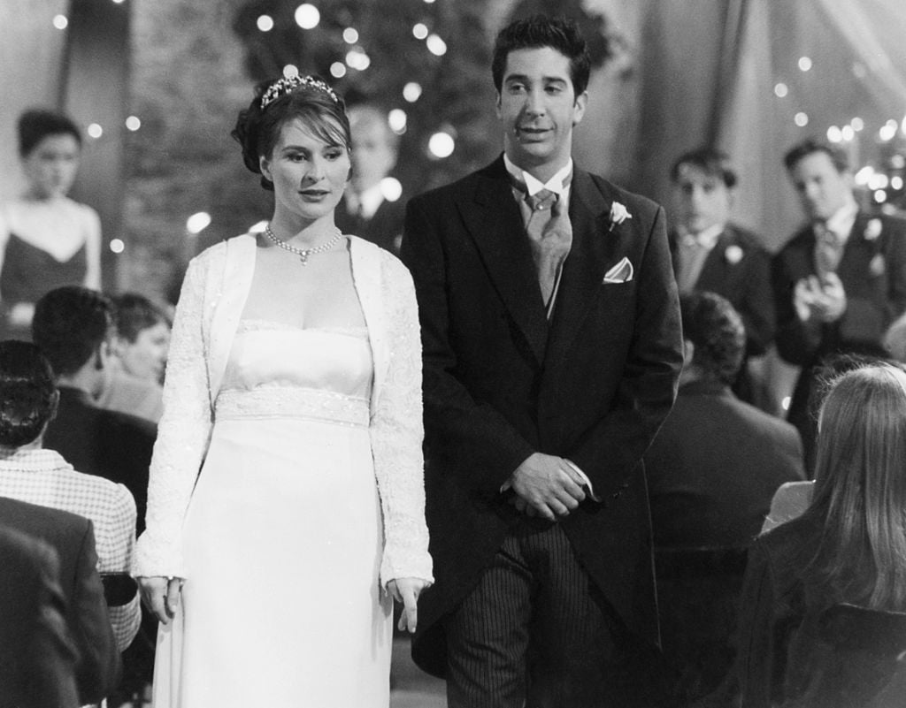 Helen Baxendale as Emily Waltha, amd David Schwimmer as Ross Geller get married