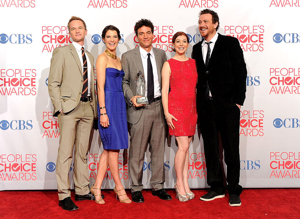 (L-R) Neil Patrick Harris, Cobie Smulders, Josh Radnor, Alyson Hannigan and Jason Segel at the 2012 People's Choice Awards