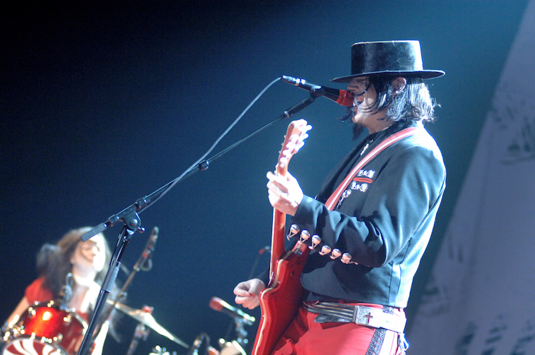 Jack White and Meg White perform onstage