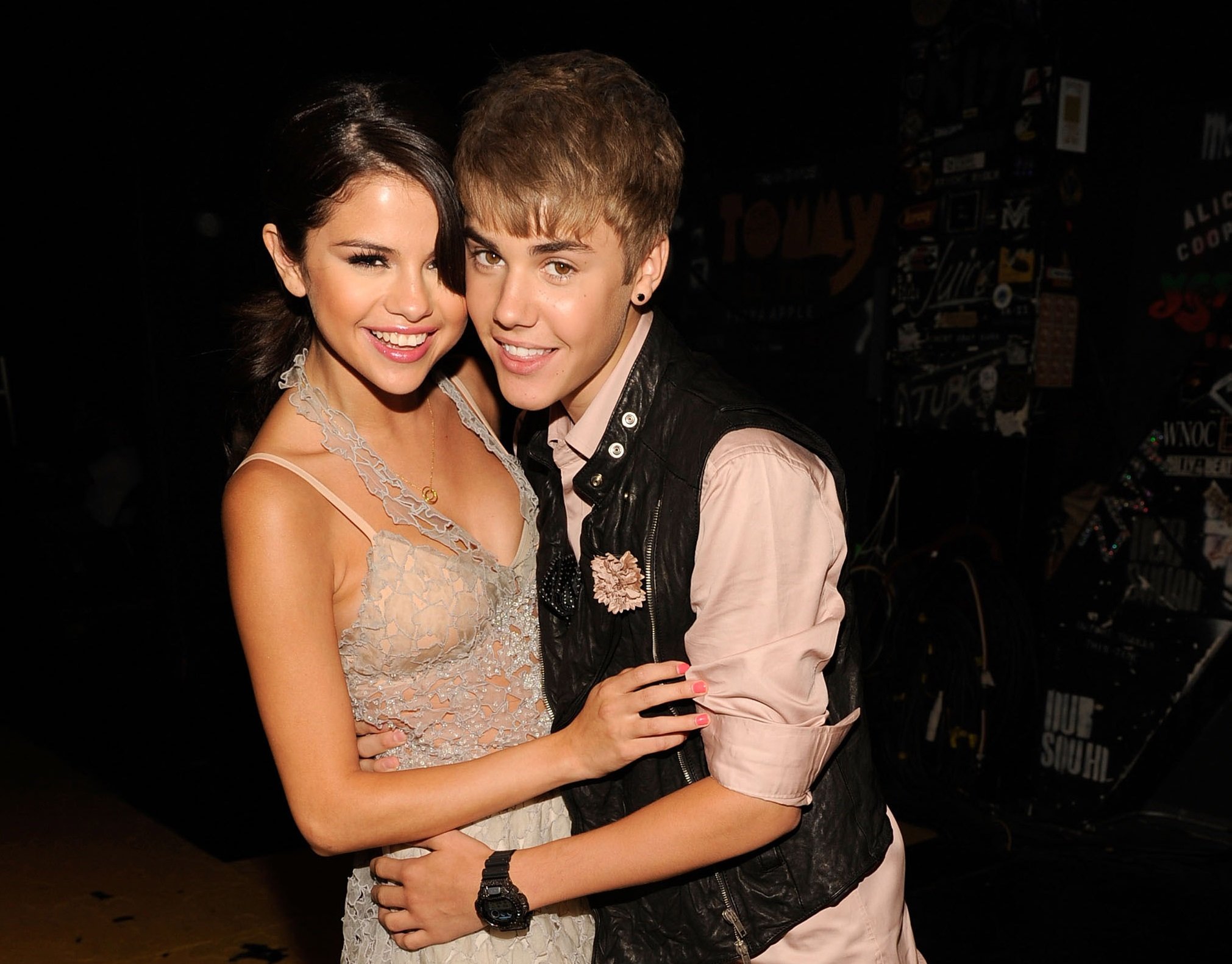 Selena Gomez and Justin Bieber embrace at an award show