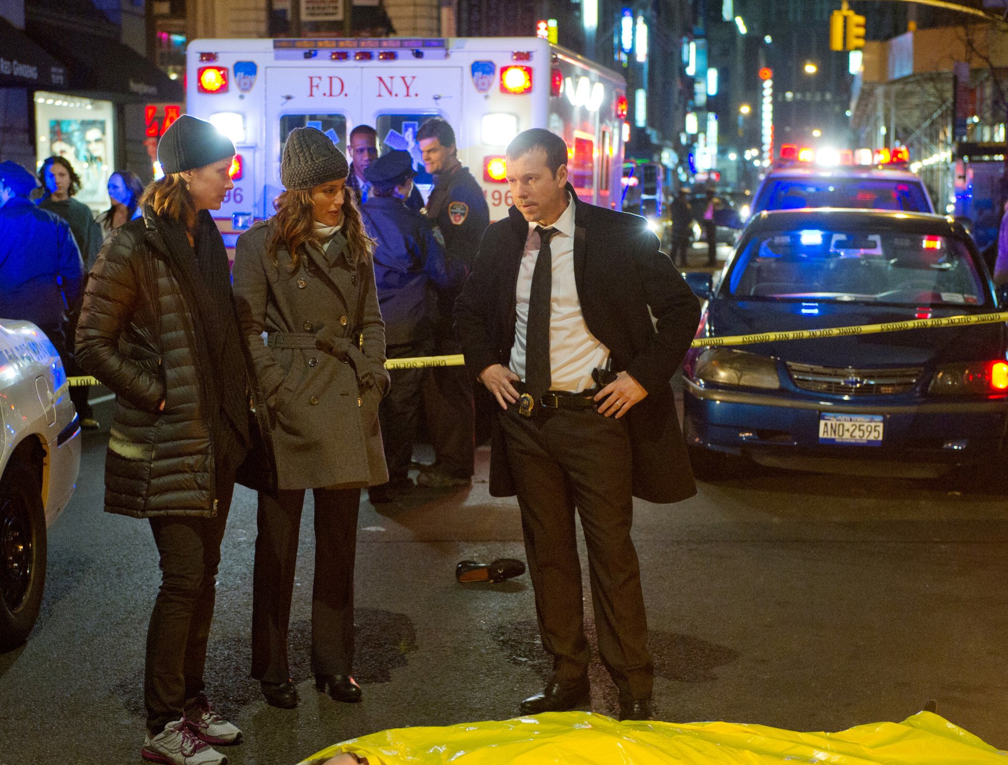Danny (Donnie Wahlberg), Jackie (Jennifer Esposito) and Erin (Bridget Moynahan) survey a crime scene