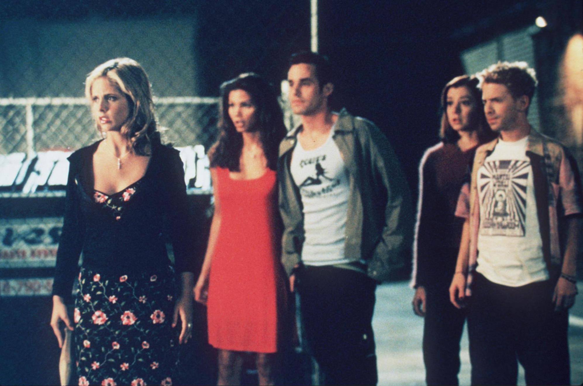 l-r: Sarah Michelle Gellar, Charisma Carpenter, Nicholas Brendon, Alyson Hannigan and Seth Green in a parking lot on 'Buffy the Vampire Slayer'