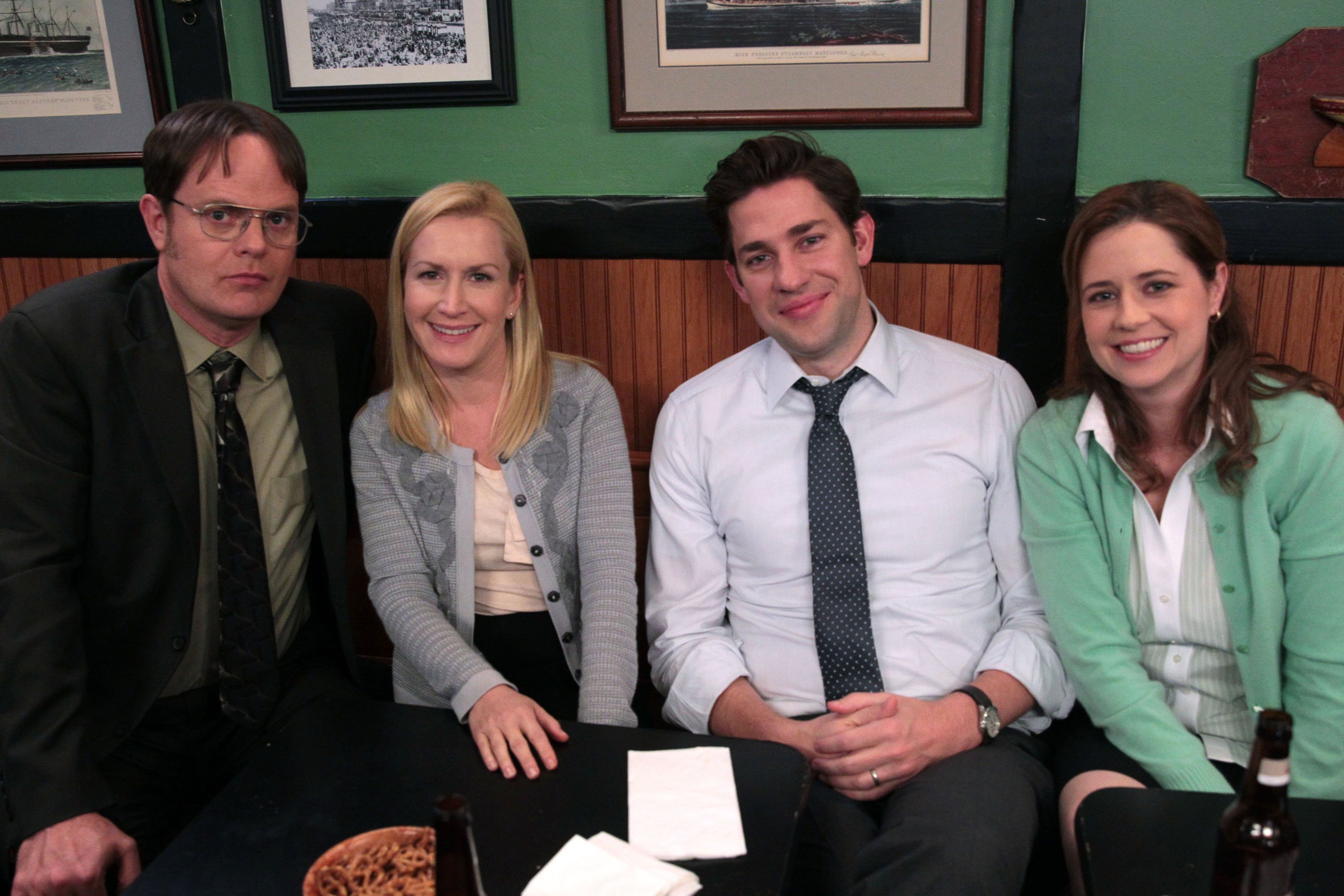 Dwight, Angela, Jim y Pam en un restaurante de Scranton