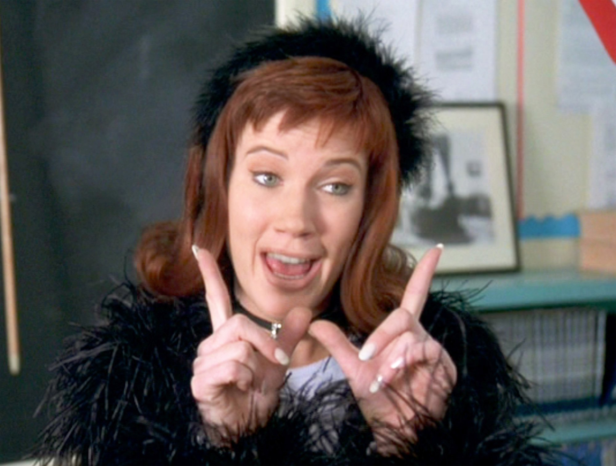 Elisa Donovan as Amber making a 'W' with her hands in 'Clueless'