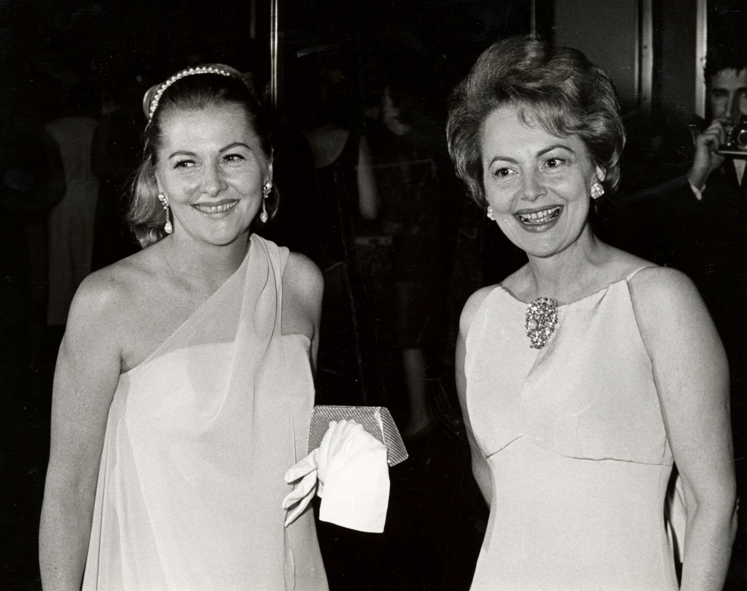 Olivia de Havilland (right) and her sister, actor Joan Fontaine in 1967