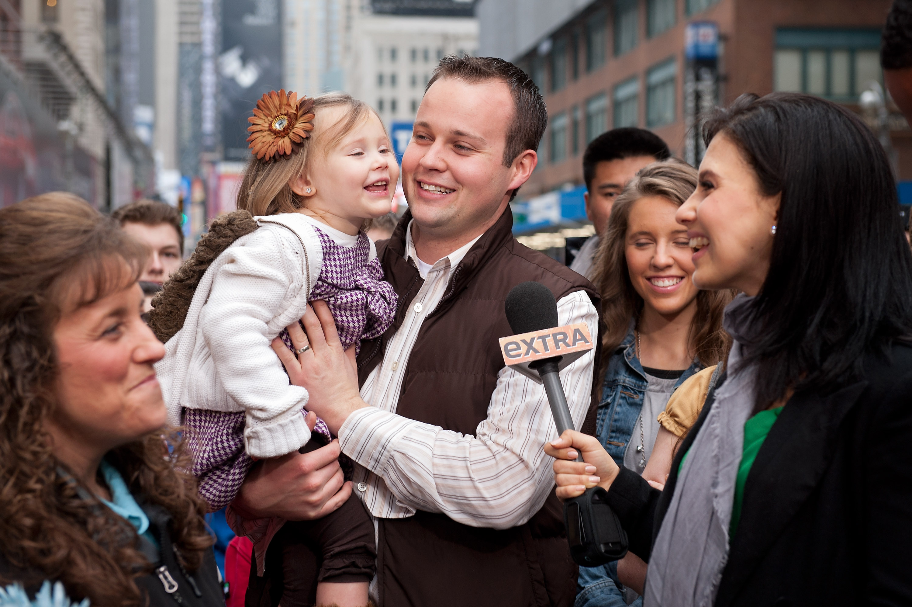 Hilaria Baldwin (R) interviews Josh Duggar and his daughter during their visit with 'Extra'