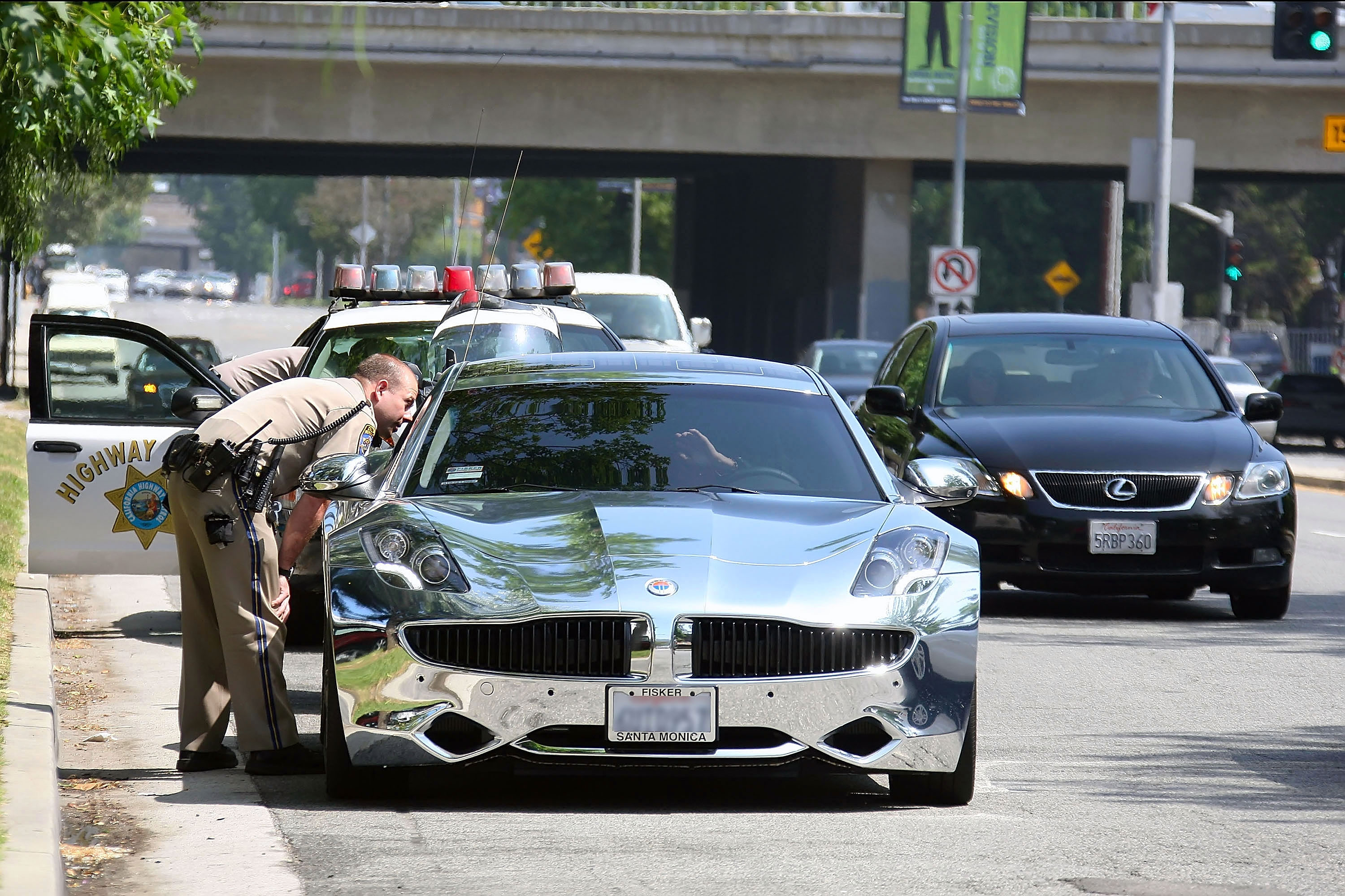 Justin Bieber getting pulled over in his chrome car