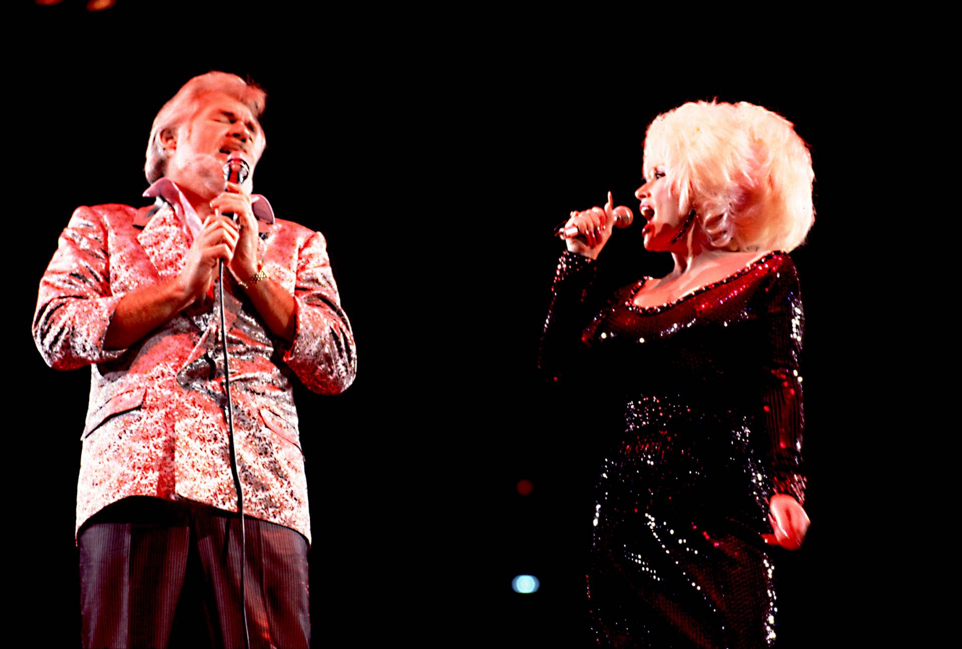 Kenny Rogers and Dolly Parton in 1986 | Paul Natkin/Getty Images