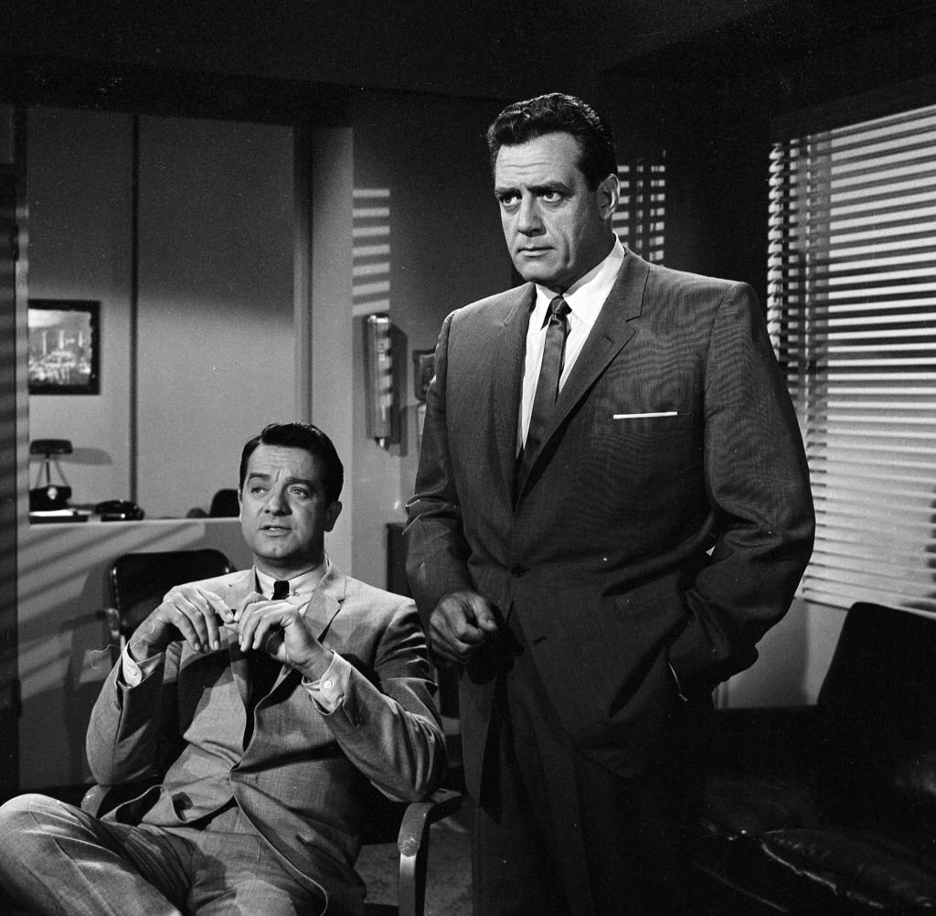 Charlie Hatch và Raymond Burr trong vai Perry Mason trong một cảnh của một ...