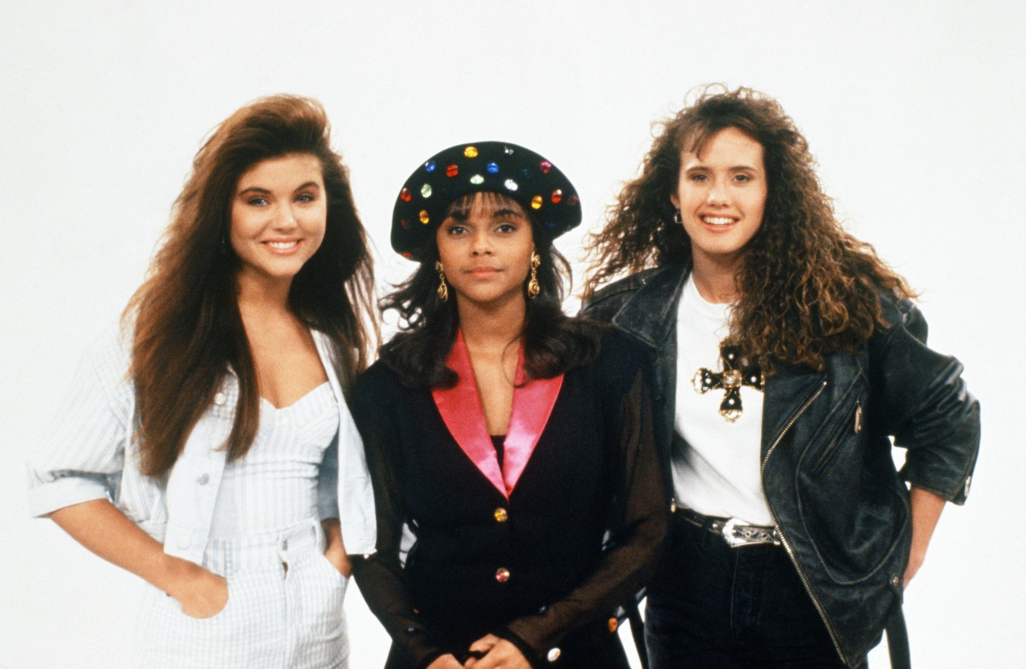 Tiffani Thiessen as Kelly Kapowski, Lark Voorhies as Lisa Turtle, Leanna Creel as Tori Scott