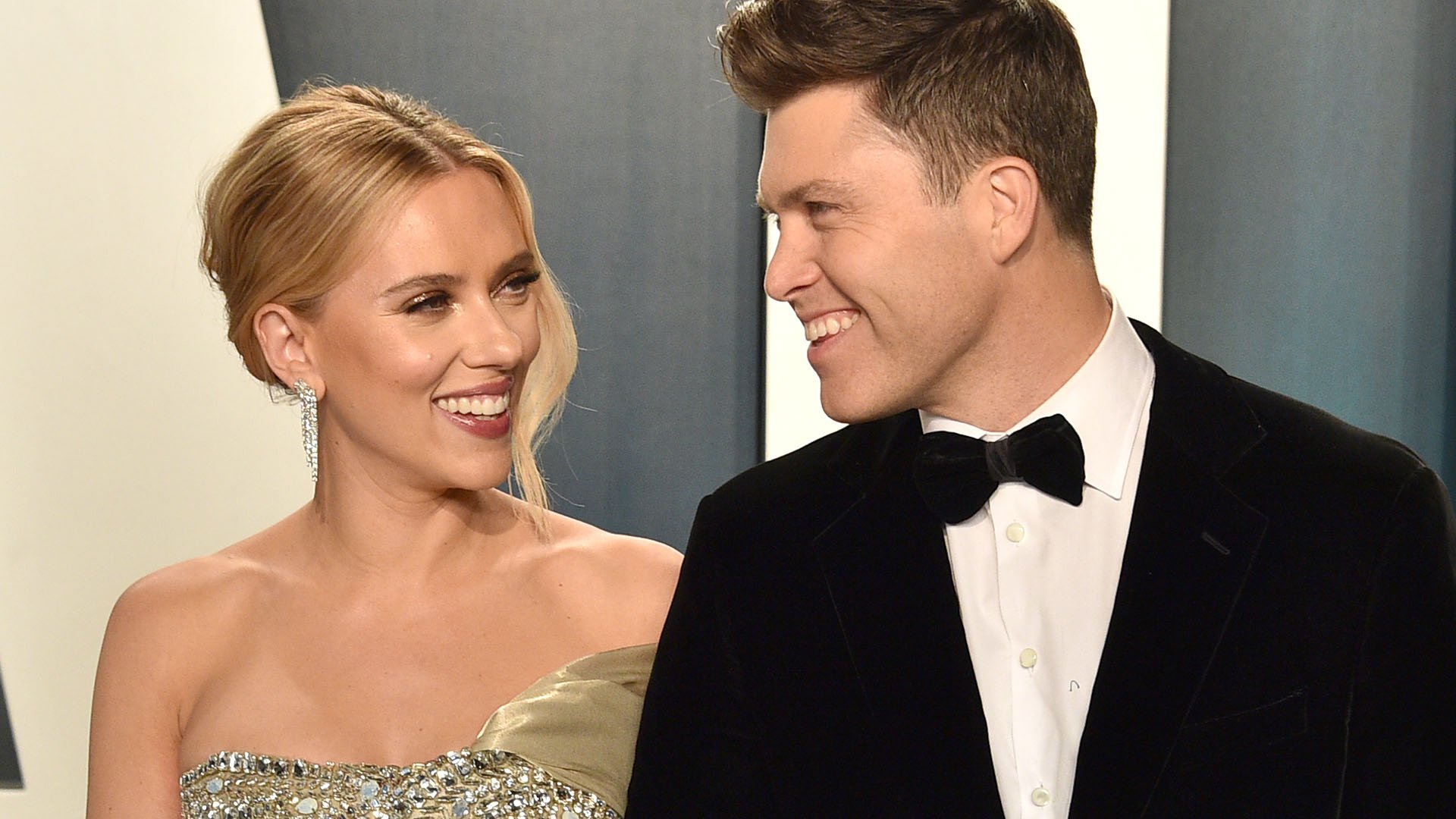Scarlett Johansson and Colin Jost attend the 2020 Vanity Fair Oscar Party at Wallis Annenberg Center for the Performing Arts on February 09, 2020 in Beverly Hills, California. 