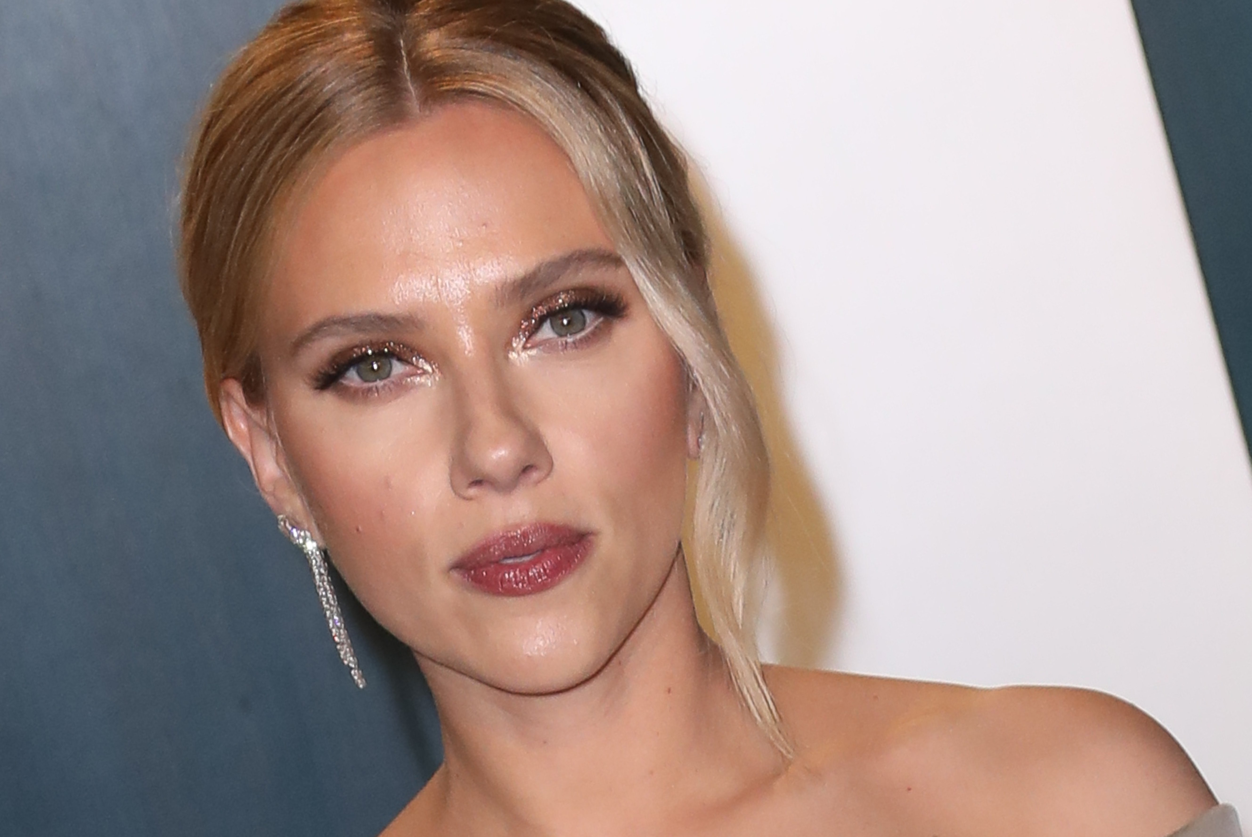 Scarlett Johansson attends the 2020 Vanity Fair Oscar Party at Wallis Annenberg Center