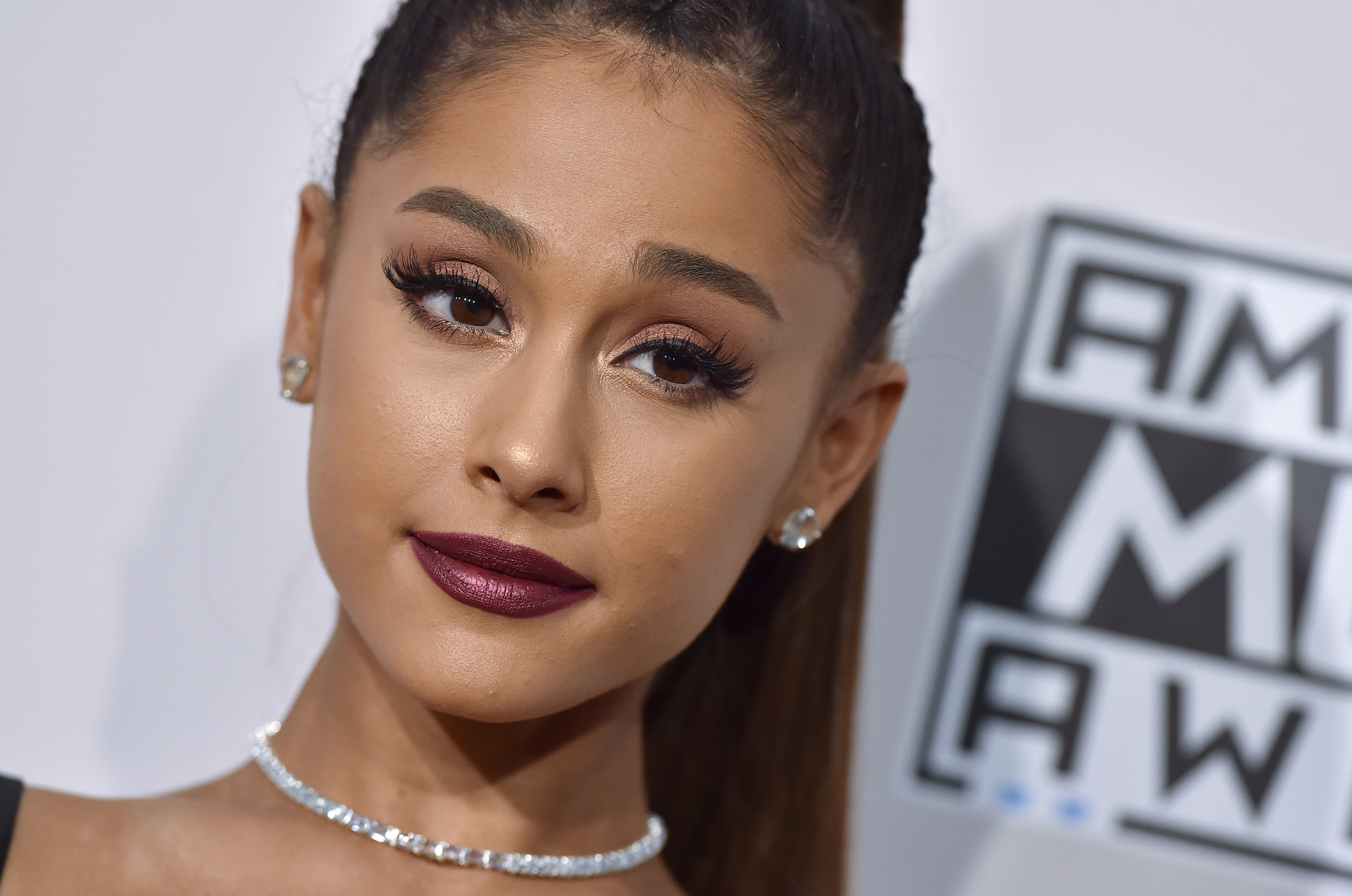 Singer Ariana Grande arrives at the 2016 American Music Awards on November 20, 2016 in Los Angeles, California.