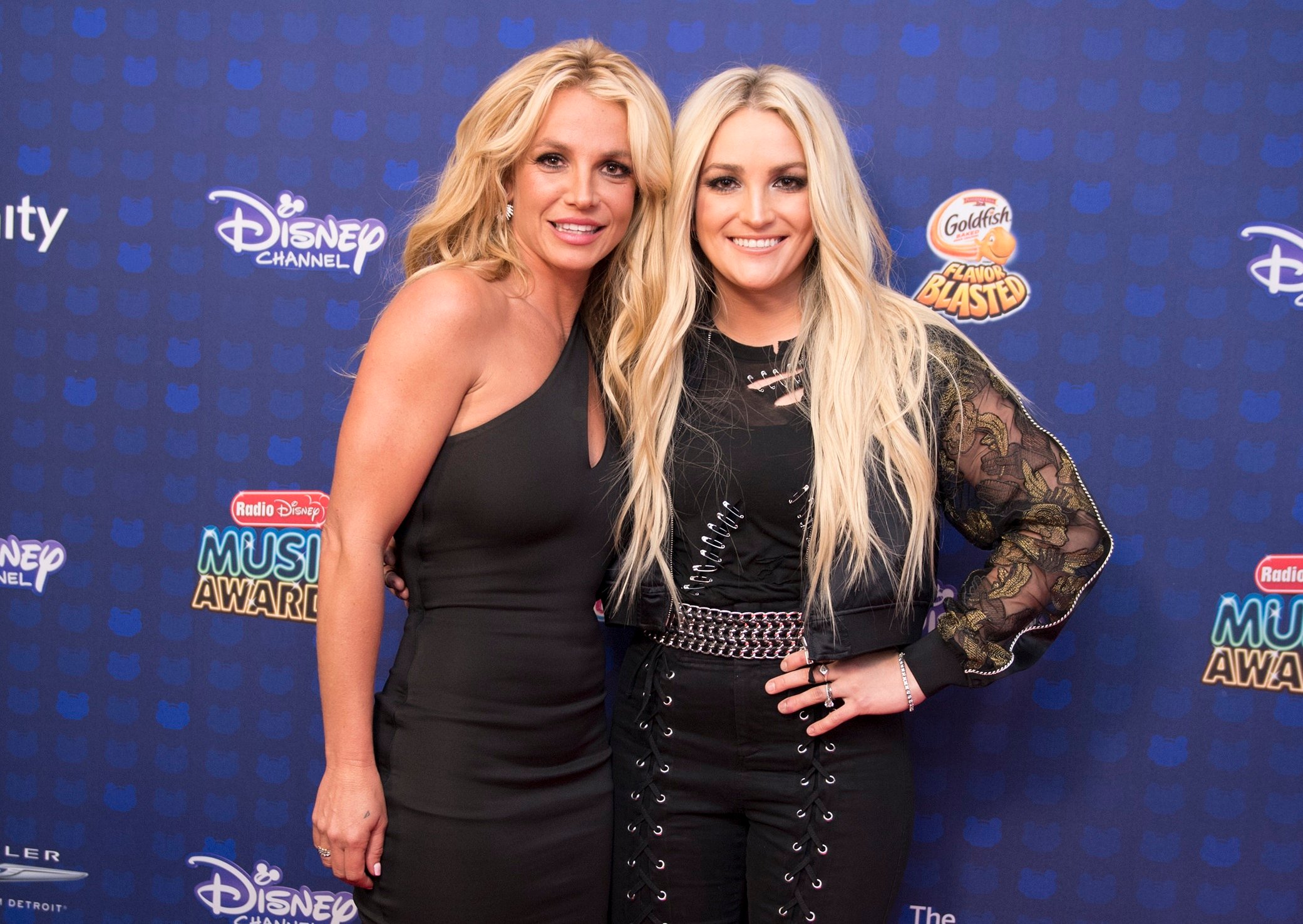 Britney Spears and Jamie Lynn Spears at the 2017 Radio Disney Music Awards