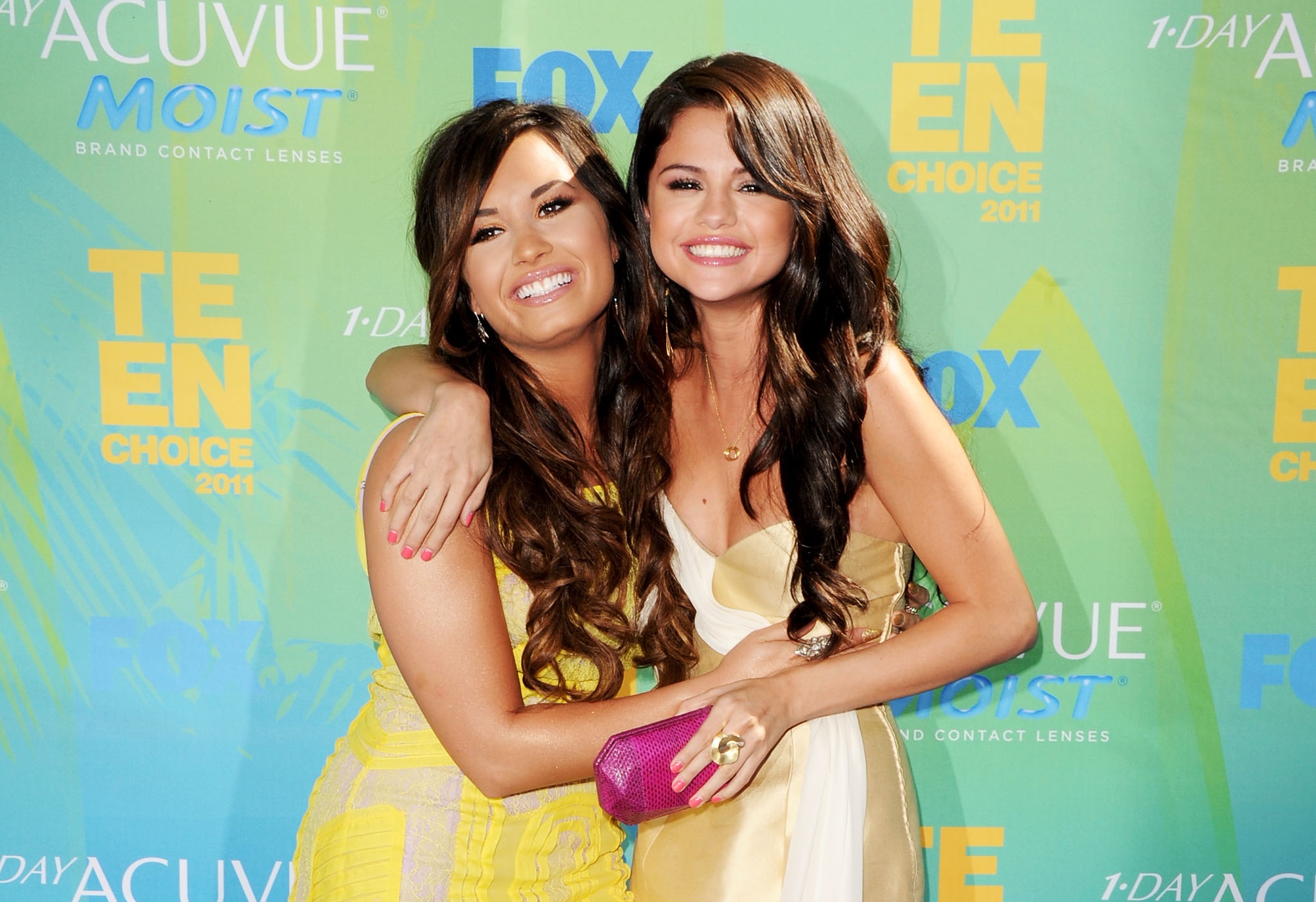 Demi Lovato (L) and Selena Gomez arrive at the 2011 Teen Choice Awards on August 7, 2011 in Universal City, California.