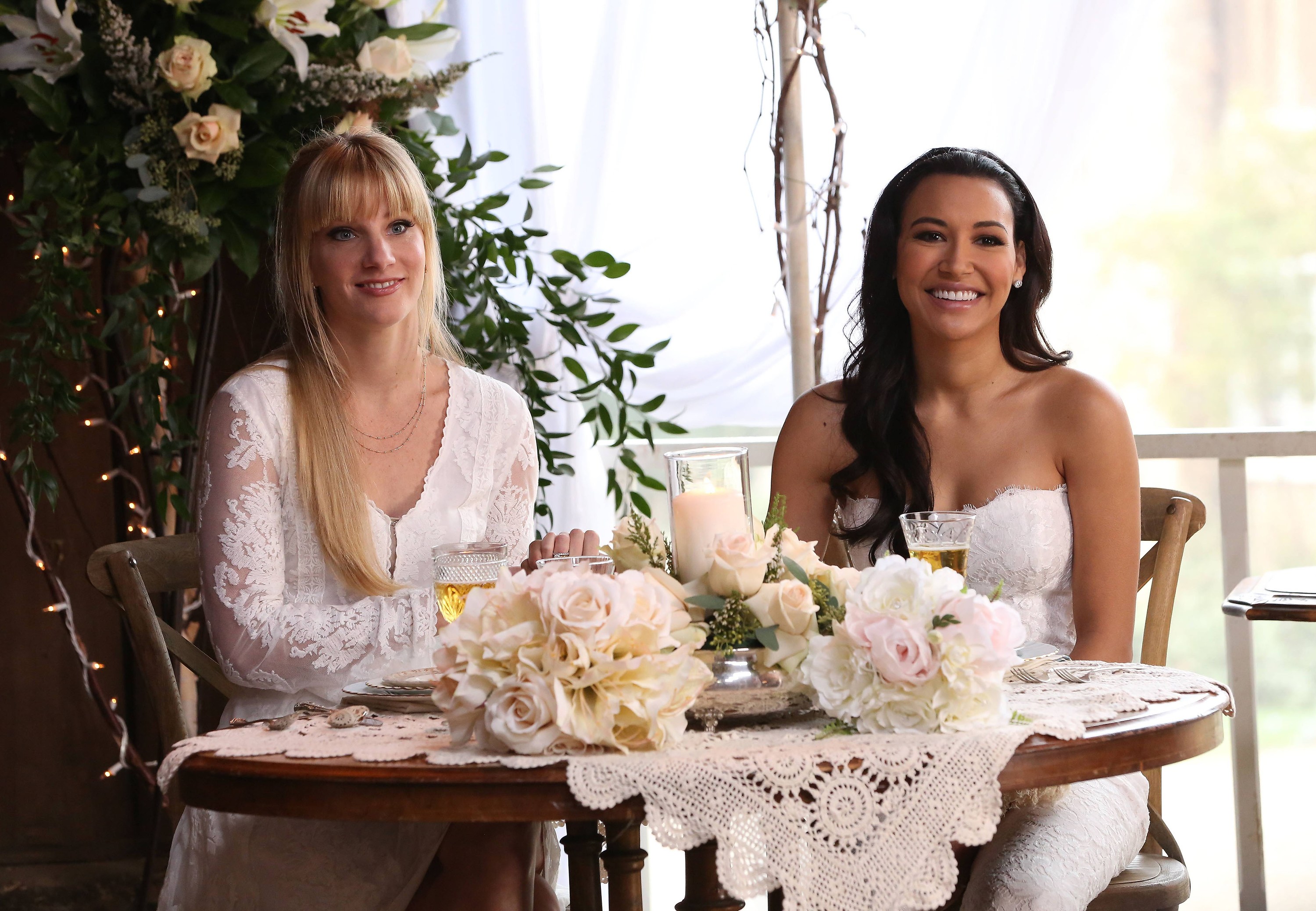 Santana (Naya Rivera, R) and Brittany (Heather Morris, L) tie the knot in 'Glee' episode 'A Wedding